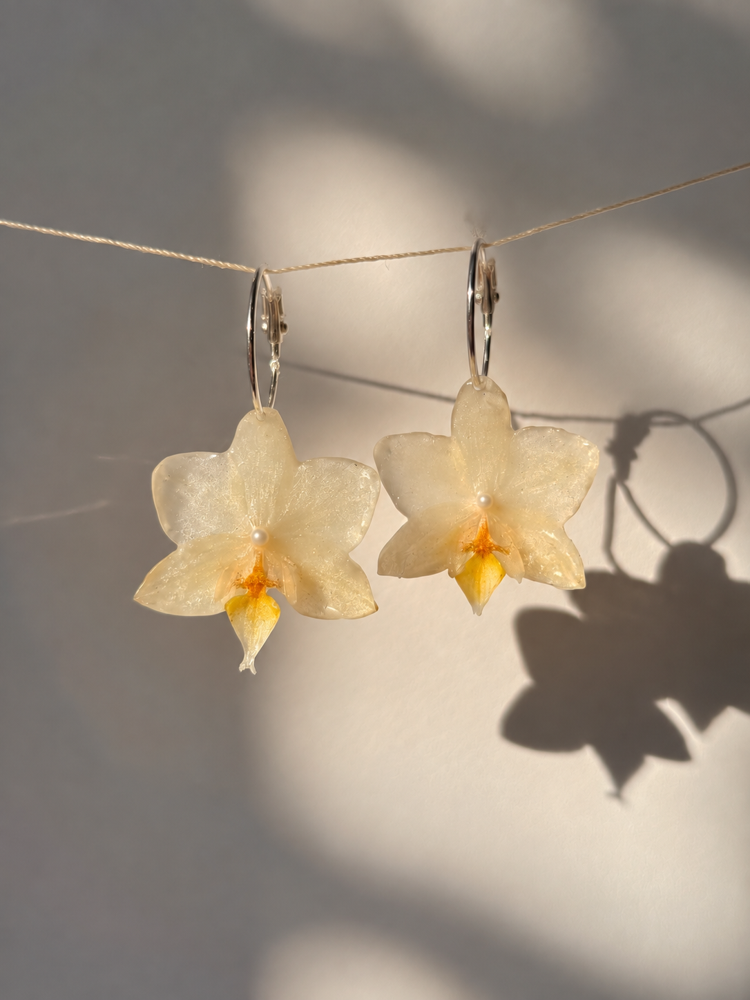 Aritos de orquídea mini blanca